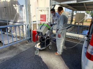 ヘリウム検知機による漏洩箇所調査の様子